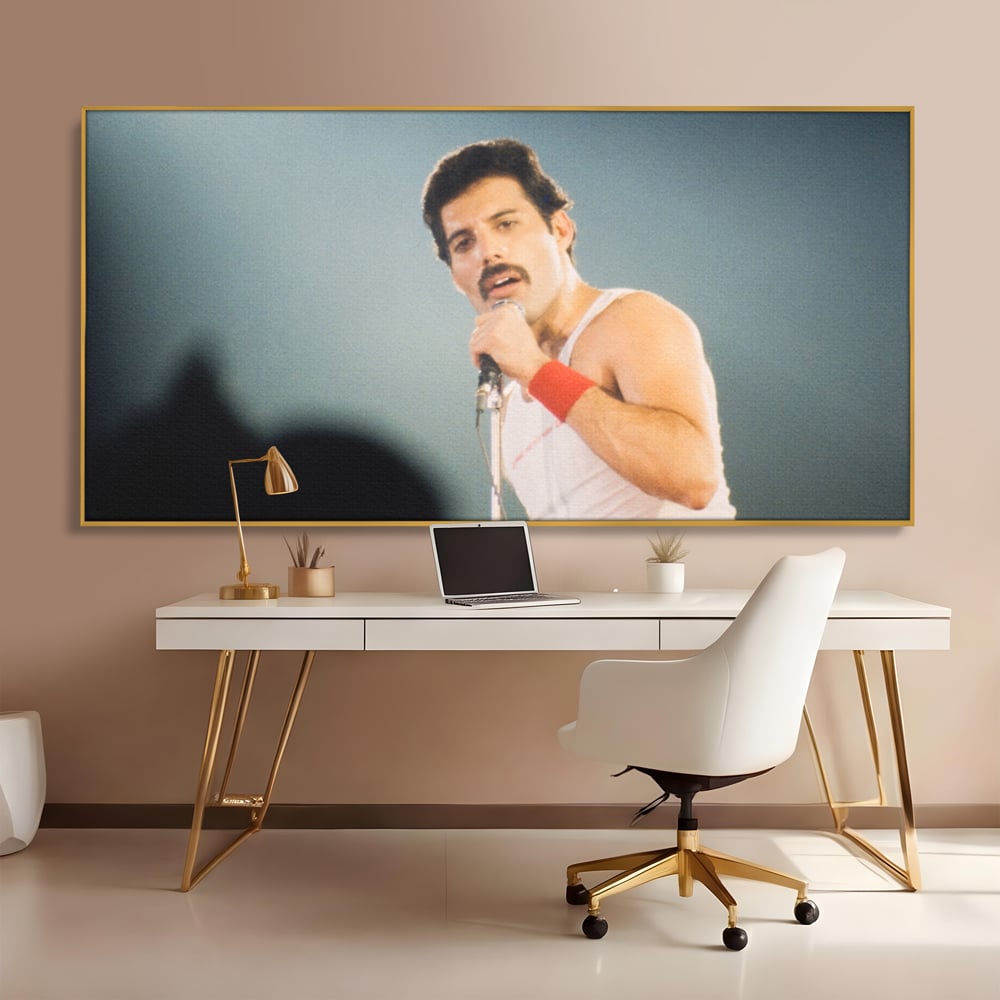 Tablou canvas cu tablou canvas cu freddie mercury, in rama de aluminiu auriu, pe perete intr-un birou